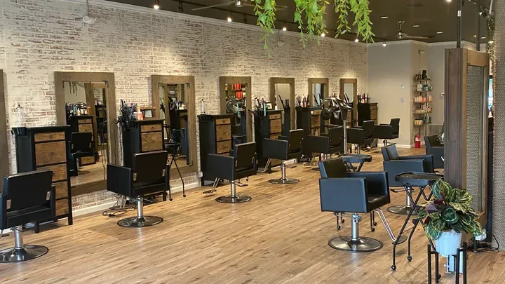 https://cdn.salonspotlight.com/photos/gjhdwDEO2NcRCAdDU6k2/f4007b41-0095-4eb8-a6ae-16988f45fb1a_720x720