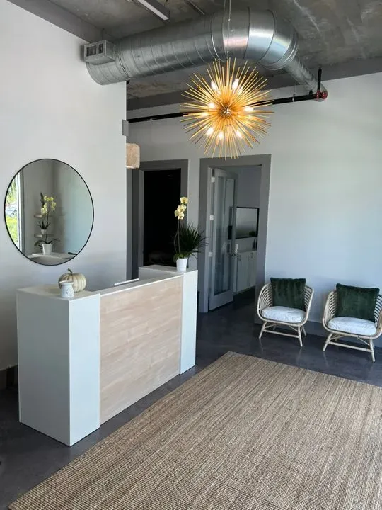 https://cdn.salonspotlight.com/photos/gk7SJhfsRQsw7ALCzZlr/230dd037-7863-4098-b64b-41118fa89122_720x720