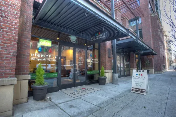https://cdn.salonspotlight.com/photos/gmNVWlICDMqWTFPFluKn/3c31fbb8-77be-42a4-9c93-54b7c7a2cf1e_720x720