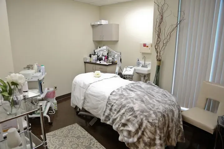 https://cdn.salonspotlight.com/photos/gn49PFE6WVFbBVifMzms/14f4aa2c-c234-4c17-9d62-f1baac95cc3c_720x720