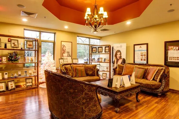 https://cdn.salonspotlight.com/photos/gnDZVXQFhXQxDZnUCQKY/8b8a65c0-c8be-4f33-8588-d3c14fc1a8ca_720x720