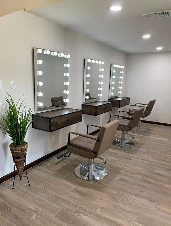 https://cdn.salonspotlight.com/photos/goI3jGdKCFHX6bdfiB7E/a751f173-659e-4fa3-ac4f-a36b608e1d44_720x720