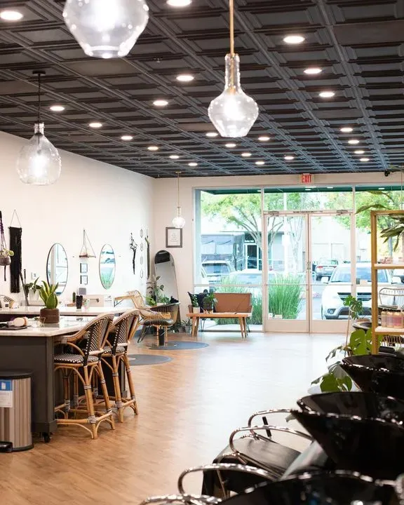 https://cdn.salonspotlight.com/photos/goczi7aibd0YQmUmVzX2/e19d0012-ab79-49c1-b304-b8ba9c793b90_720x720