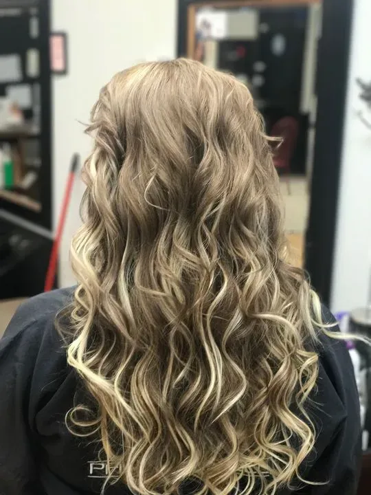 https://cdn.salonspotlight.com/photos/gp79TYyZWZPJytJ2Ywzq/afcfe821-68c5-4503-9bfb-fcf851ed6429_720x720