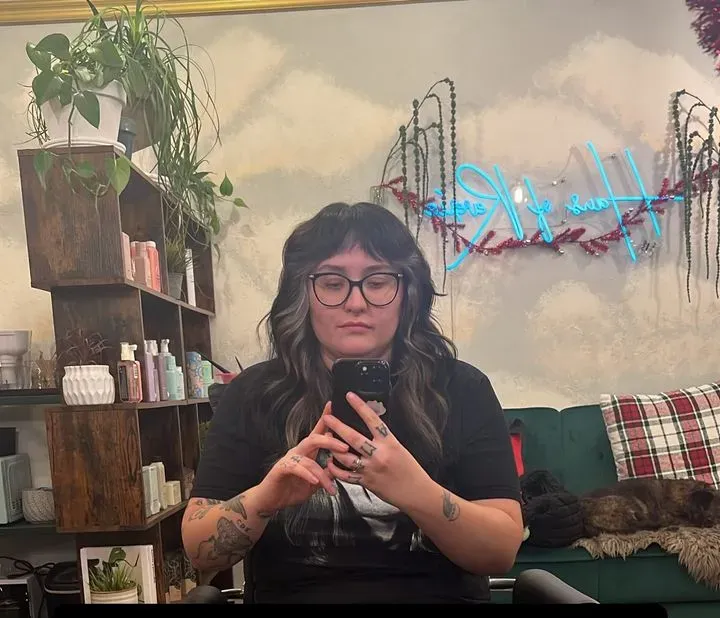 https://cdn.salonspotlight.com/photos/gqNqnqBj1xA7HvHOUV1c/76a572d8-1940-446a-9849-2ce9761446a4_720x720