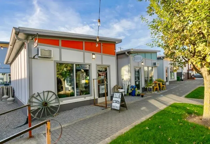 https://cdn.salonspotlight.com/photos/grtUD3m1drvYJUhlZF4L/68ffcc47-d82d-495c-b033-706d4cf40d4c_720x720