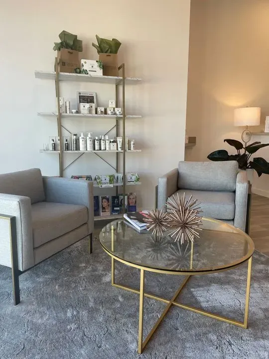 https://cdn.salonspotlight.com/photos/grxWWDu5im9J0GtptPcg/6279a2f2-a949-43aa-9d54-69926fec59bf_720x720