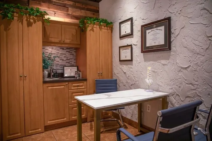 https://cdn.salonspotlight.com/photos/gueHqzclZIOL7g5qxxDm/fad5881a-2451-4530-b7d7-fe35300c6022_720x720