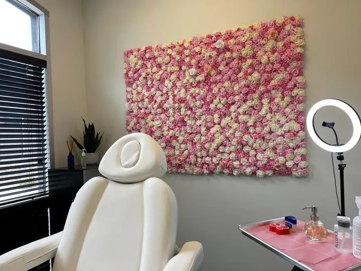 https://cdn.salonspotlight.com/photos/gw0DqgkrtowjZM2ciIQz/24c21654-1f14-4392-96e4-cfbb8c4b6778_720x720