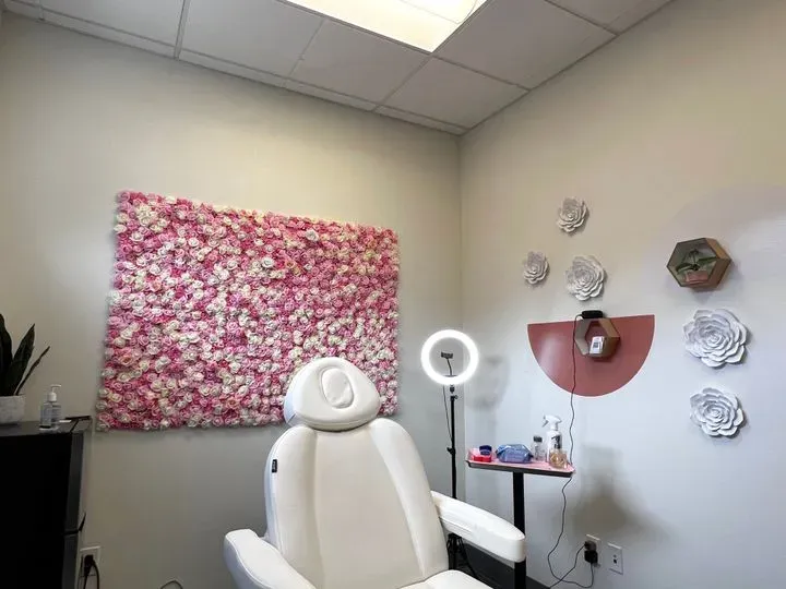 https://cdn.salonspotlight.com/photos/gw0DqgkrtowjZM2ciIQz/e17772b4-34c7-498d-983e-11aa3a1cd7d7_720x720