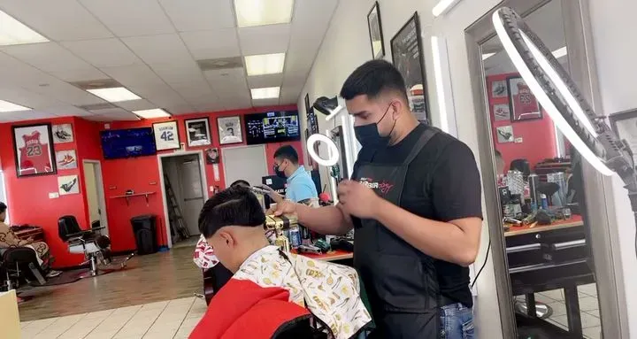 https://cdn.salonspotlight.com/photos/gzs1brWPF1AkdHSN1Jbv/ed285a8a-dd2d-4d40-bfa3-204eb2882fb7_720x720