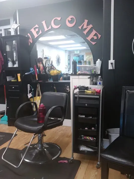https://cdn.salonspotlight.com/photos/gzyiZE2mbURJG1EVSkqE/a3ad8a47-8569-499e-b67e-240eb0c129b7_720x720