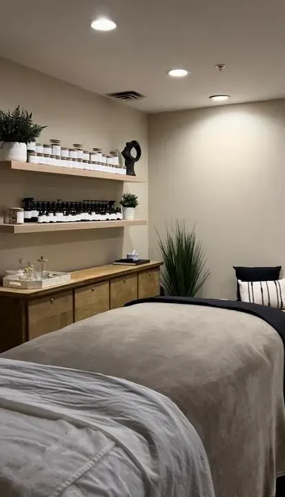 https://cdn.salonspotlight.com/photos/h0Hn3heRVsAIYj0O6dJT/f8e53338-2369-4a01-89c6-8df0125b631f_720x720