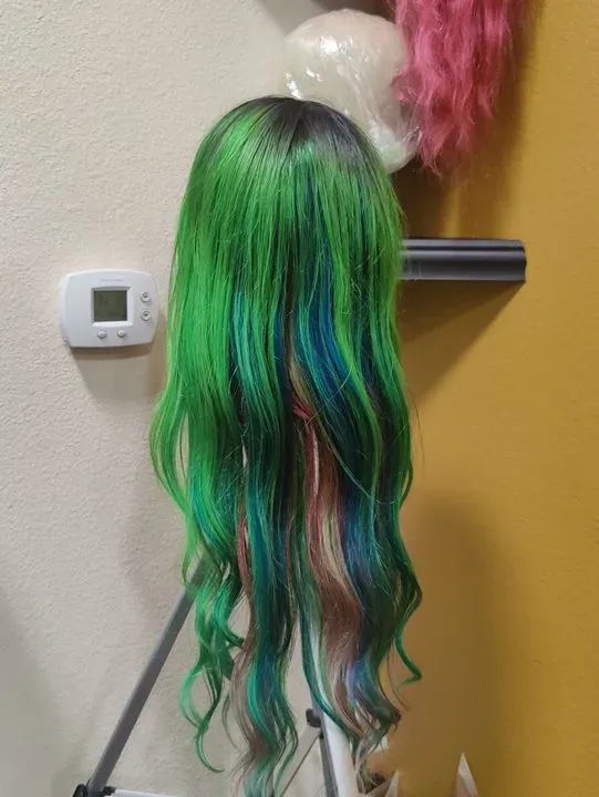 https://cdn.salonspotlight.com/photos/h3pbrMShbJOLoiAZWcJf/7deffe02-5df3-41f7-ae66-2e5fb6bf4c90_720x720