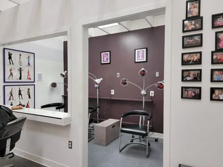 https://cdn.salonspotlight.com/photos/h4M6NQJ9y8RyLEu4zicT/f97932b7-9f0b-4f43-8042-6e921a40c6d1_720x720
