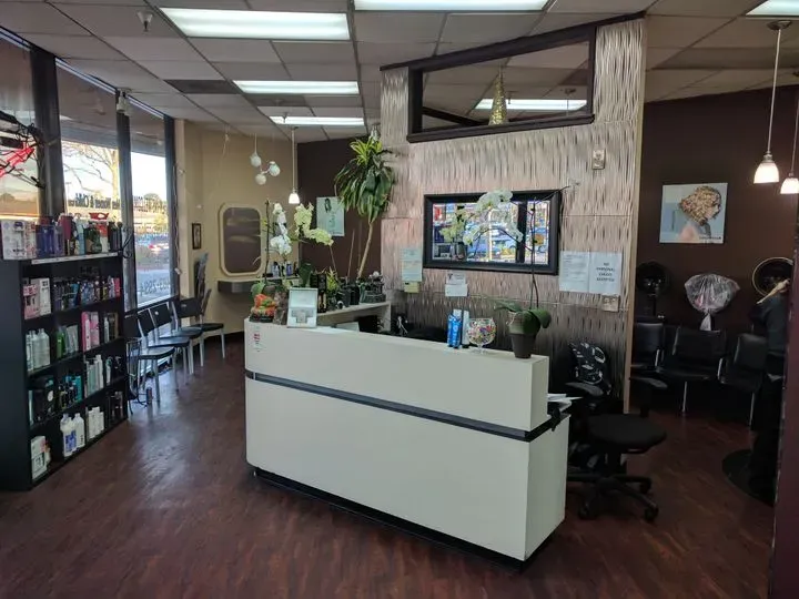 https://cdn.salonspotlight.com/photos/h5ElDhObz9Xw7lGqCi3z/bb35dcee-8b72-47c0-b128-438882ef0648_720x720