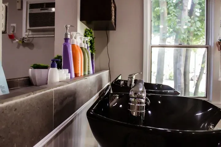https://cdn.salonspotlight.com/photos/h5ncWK1QLTwESe5MeyJw/9121371c-f22e-45d8-8725-443f1b1d3a20_720x720