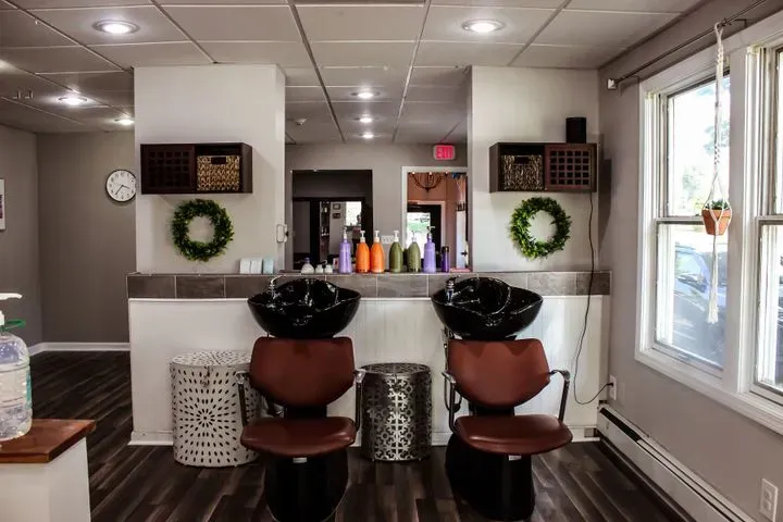 https://cdn.salonspotlight.com/photos/h5ncWK1QLTwESe5MeyJw/f252f2cd-5304-46e7-b188-0bf3a662ae85_720x720