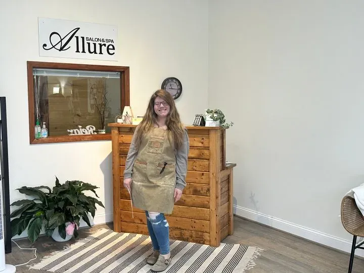 https://cdn.salonspotlight.com/photos/h6Wdot0xtybq5awXbeFK/d80f0a99-e476-468d-802c-4aae7d9b6d0c_720x720