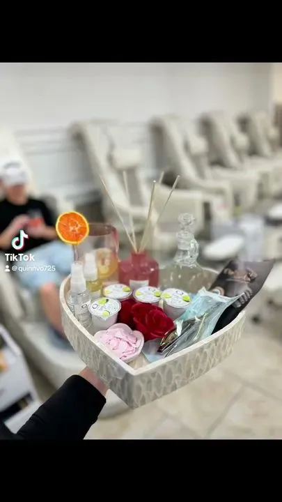 https://cdn.salonspotlight.com/photos/h8IU5Y3p7dTQFd1UhR07/b60e6d88-9105-4fb9-b80d-99e85323388a_720x720