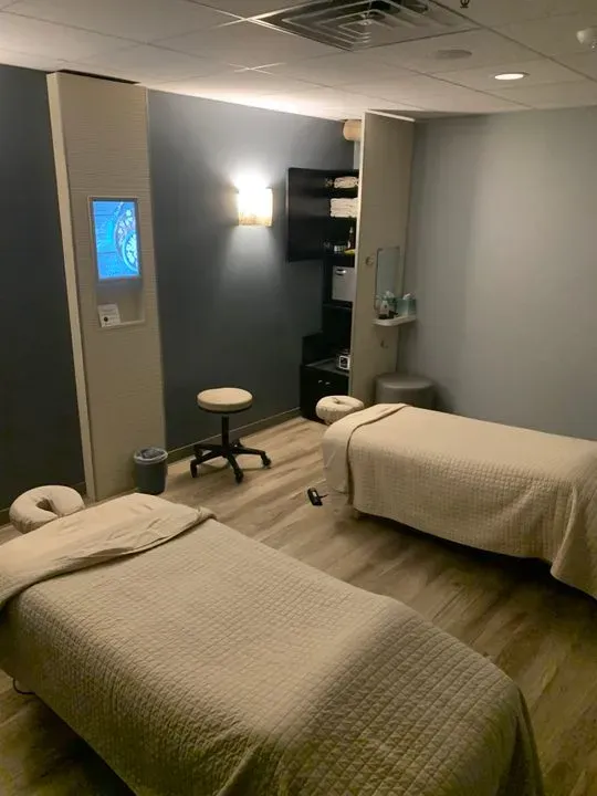 https://cdn.salonspotlight.com/photos/h8mgOTURHdO286PhjtTm/7c04d47f-f87b-4265-83b4-4dc73d3313d9_720x720