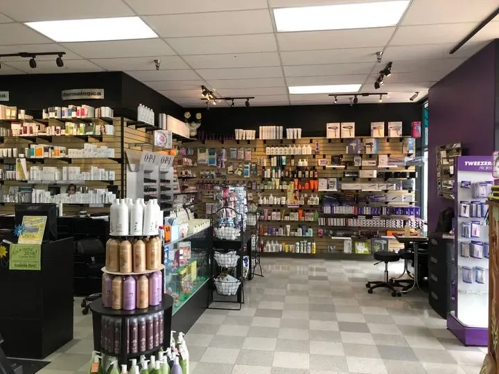 https://cdn.salonspotlight.com/photos/hDTB46dnhfChwvk211HX/81d63e35-7a83-4785-8075-96d54c91054c_720x720
