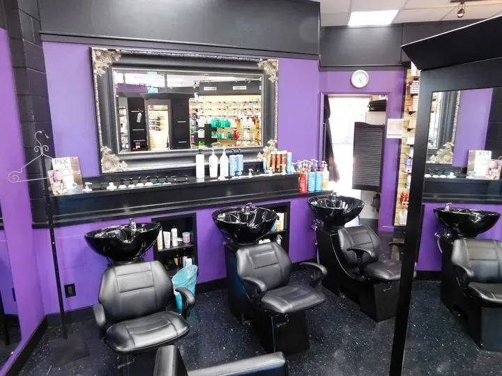 https://cdn.salonspotlight.com/photos/hDTB46dnhfChwvk211HX/edd57562-da3f-4123-a71d-5f2b823047f5_720x720