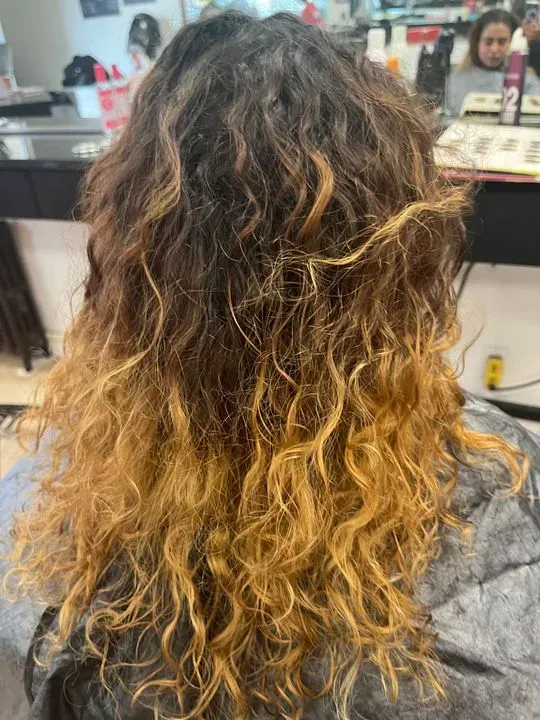 https://cdn.salonspotlight.com/photos/hDsFGrMMlWAzIJFzfquR/4abe6923-fbc1-4aff-87b3-07893488a914_720x720