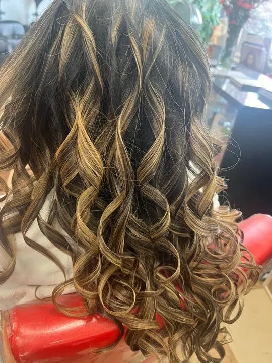 https://cdn.salonspotlight.com/photos/hDsFGrMMlWAzIJFzfquR/d5ffc8a3-cffc-4609-84fd-7968a2ed445a_720x720
