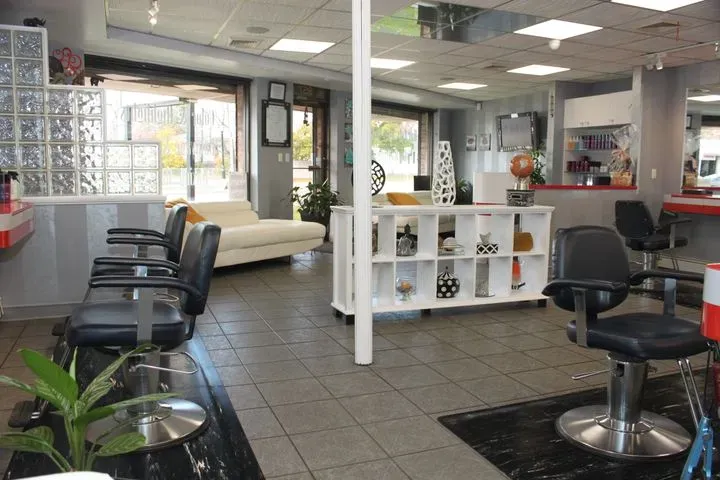 https://cdn.salonspotlight.com/photos/hEmR5fIaPtaOZ2c9VTmm/ba459b33-2620-44b2-89a6-b4f1bc6fe812_720x720
