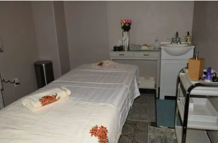 https://cdn.salonspotlight.com/photos/hGkiiQTlc022CwhPfn6H/12b969c3-2b7f-4e74-85cc-dc66fb4551d3_720x720