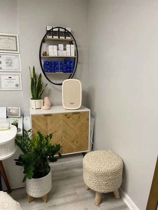 https://cdn.salonspotlight.com/photos/hHU6XlXmoLXvpcSZM1Ix/98c39f28-e367-4dfd-b22d-2c344757125a_720x720