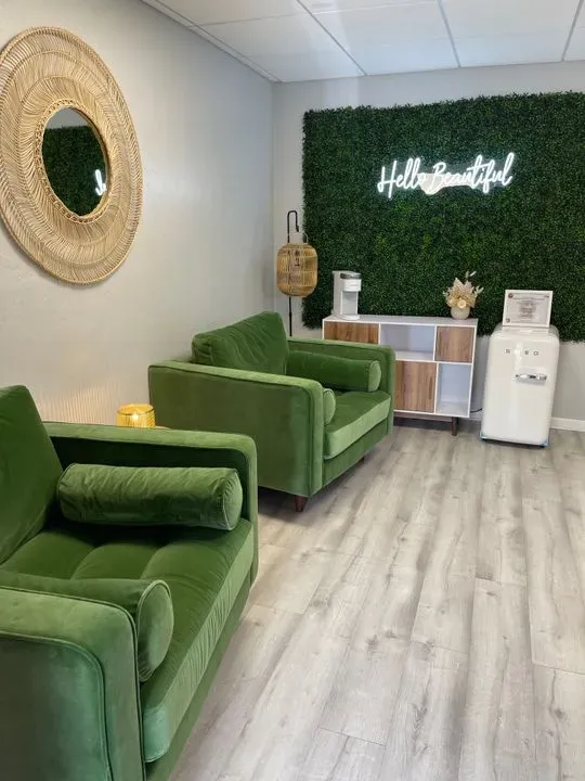 https://cdn.salonspotlight.com/photos/hHU6XlXmoLXvpcSZM1Ix/aa6ee6b2-1690-4d13-921a-7e74e8eaf592_720x720