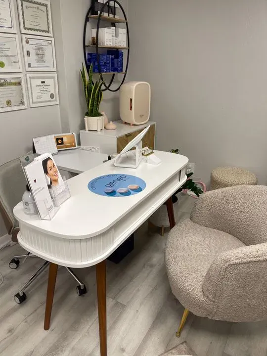 https://cdn.salonspotlight.com/photos/hHU6XlXmoLXvpcSZM1Ix/b5cf247b-d4d6-497c-b697-689b09ea96d9_720x720