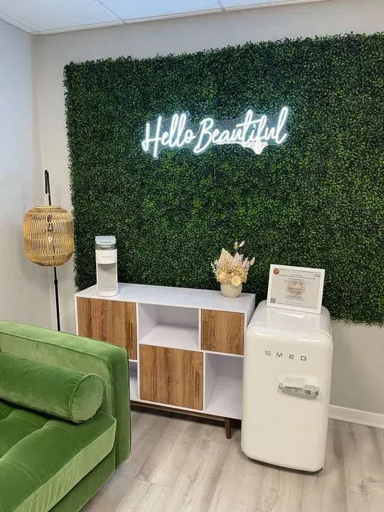 https://cdn.salonspotlight.com/photos/hHU6XlXmoLXvpcSZM1Ix/d538585d-50d1-4fa0-ac13-723eafb1f49f_720x720
