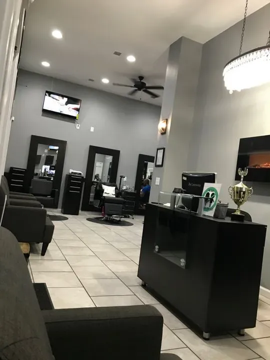 https://cdn.salonspotlight.com/photos/hMDcqVxhRmGV6brKv1x5/f64a82ec-2cc0-404f-a72b-b176d651b16d_720x720