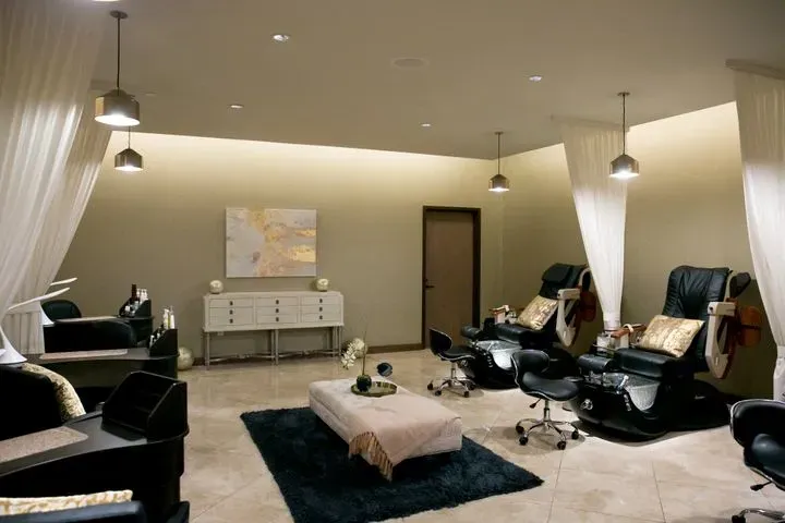 https://cdn.salonspotlight.com/photos/hMia1JvitrPmpVvWwTLM/4143da06-a856-4451-94ae-b3ab4e057e56_720x720
