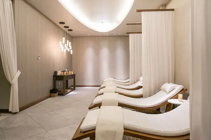 https://cdn.salonspotlight.com/photos/hMia1JvitrPmpVvWwTLM/50f8dca9-6008-4491-9e1f-59a33138e1b7_720x720