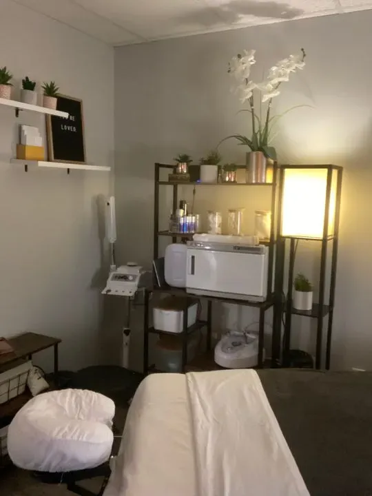 https://cdn.salonspotlight.com/photos/hNVDVa6DmIfOoJ1koaUt/4af6e70b-bebb-4de5-b5c4-3557a9650d8b_720x720