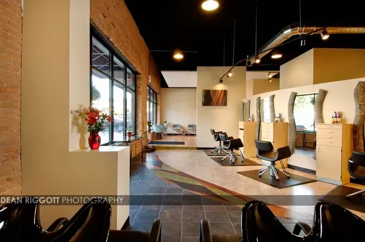 https://cdn.salonspotlight.com/photos/hOnKlDtoOcM8tzEaTPm0/47cf586f-e789-47a1-947d-c5d5d0468d91_720x720