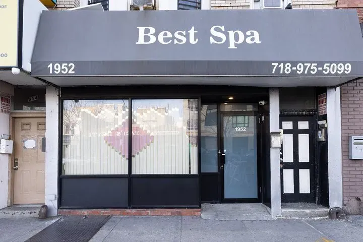 https://cdn.salonspotlight.com/photos/hPpTTQKPVeoFJZL4T56i/e21e4b85-aa55-46ca-9b07-e2ad821d0bdb_720x720