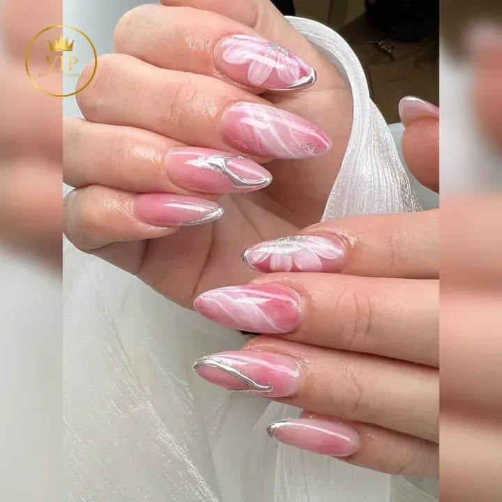 https://cdn.salonspotlight.com/photos/hRtmnQ0QDIyZgUHXIRJu/1bc36f06-0b1d-4528-8ef7-28604fd78452_720x720