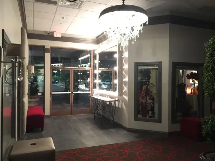https://cdn.salonspotlight.com/photos/hSKl4U2jexW1e41d0ura/f8fbfbc7-5802-4dd0-9825-bc311cf6204b_720x720