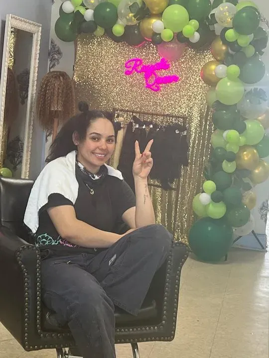https://cdn.salonspotlight.com/photos/hSmnEMgTafqzgb5ror3H/99047fe5-d554-4d8b-a171-c5ed527e335e_720x720