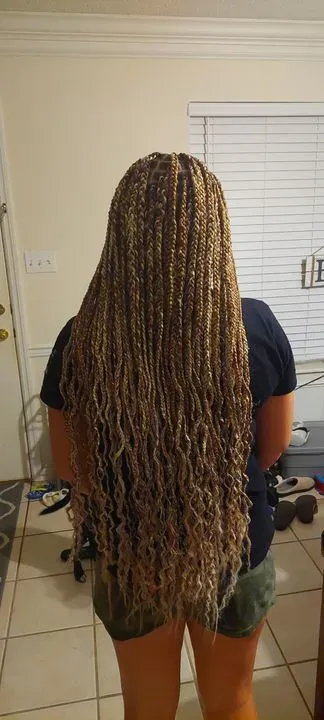 https://cdn.salonspotlight.com/photos/hUbLw1ZepoWDoj2gStRA/1e2f4e5d-16b2-44b6-87f0-4f3cf3723b91_720x720