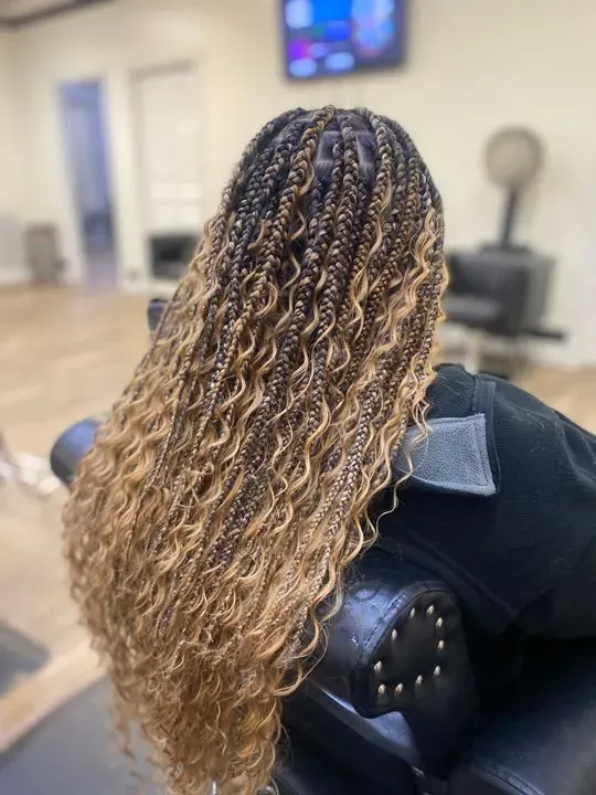 https://cdn.salonspotlight.com/photos/hUbLw1ZepoWDoj2gStRA/65db4ca8-7eb4-483e-a8ad-7e836e317906_720x720