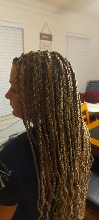 https://cdn.salonspotlight.com/photos/hUbLw1ZepoWDoj2gStRA/99870fa8-71ba-4f40-b7ae-0a7ba1c0c7ec_720x720