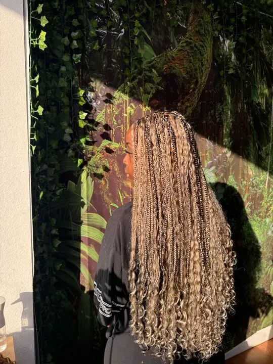 https://cdn.salonspotlight.com/photos/hVSFghbq3HmBB4US8Iqi/13dcbead-222a-4489-8df6-fd065684c936_720x720