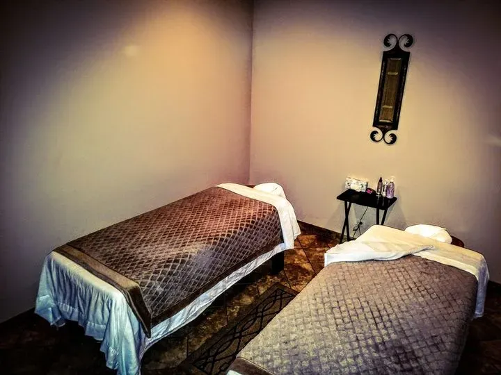 https://cdn.salonspotlight.com/photos/hVoDrqqHJ0XyWvQ2ZjLd/6dc0d450-662a-49e2-9eb1-abd7f5dab552_720x720