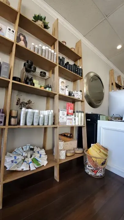 https://cdn.salonspotlight.com/photos/hXQDBYpy8bqNL72Vs7wy/1cd885bb-79ef-43a2-af33-b1b4f2ec2458_720x720